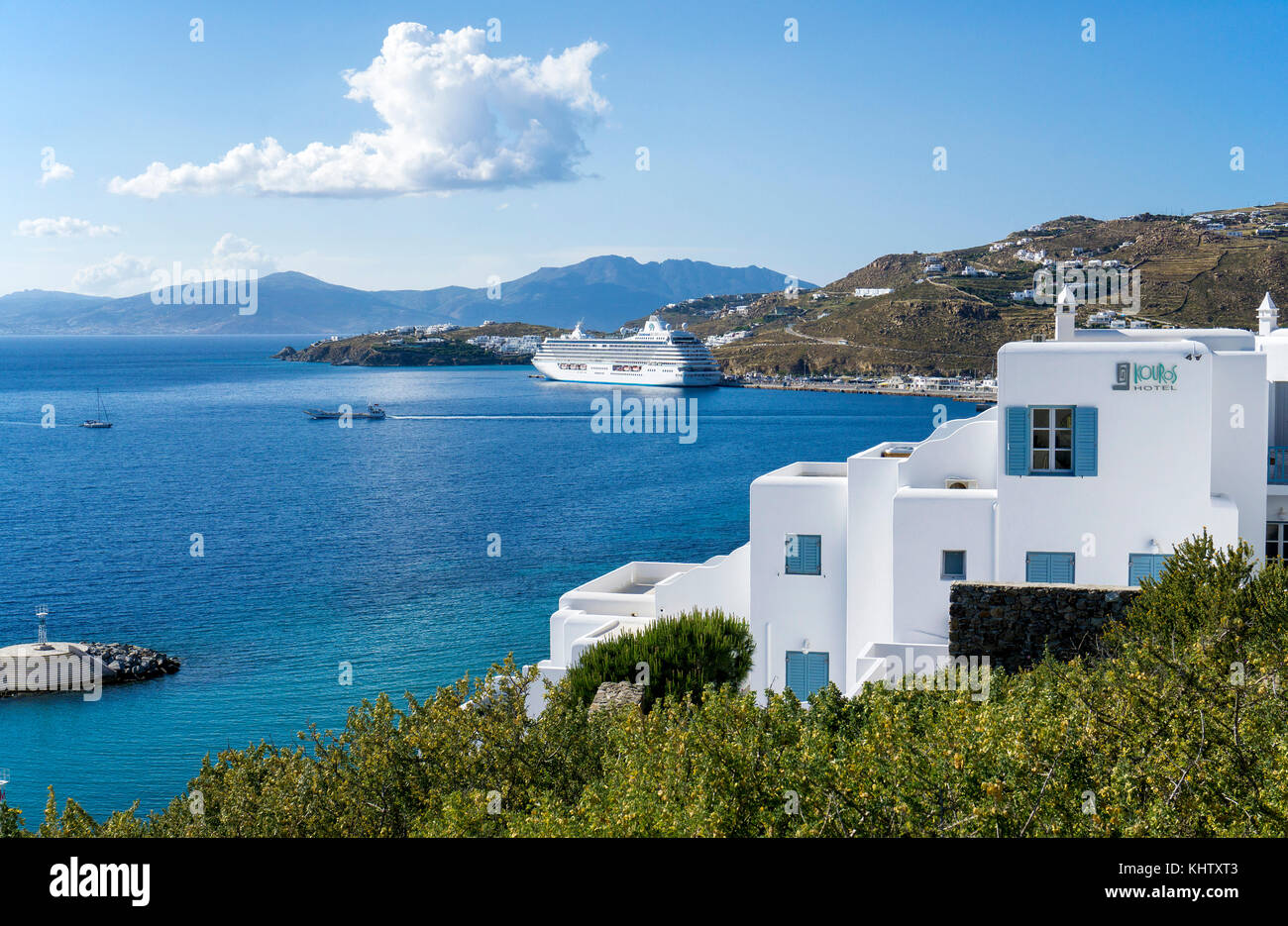 Vue depuis l'île typique maison cube sur Nouveau port avec bateau de croisière, l'île de Mykonos, Cyclades, Mer Égée, Grèce Banque D'Images