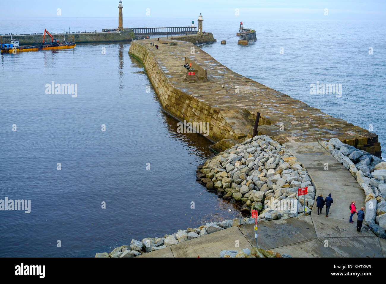 Whitby Harbour de la bouche au-dessus de la jetée est une journée d'automne avec une drague au centre d'emploi le chenal de navigation Banque D'Images