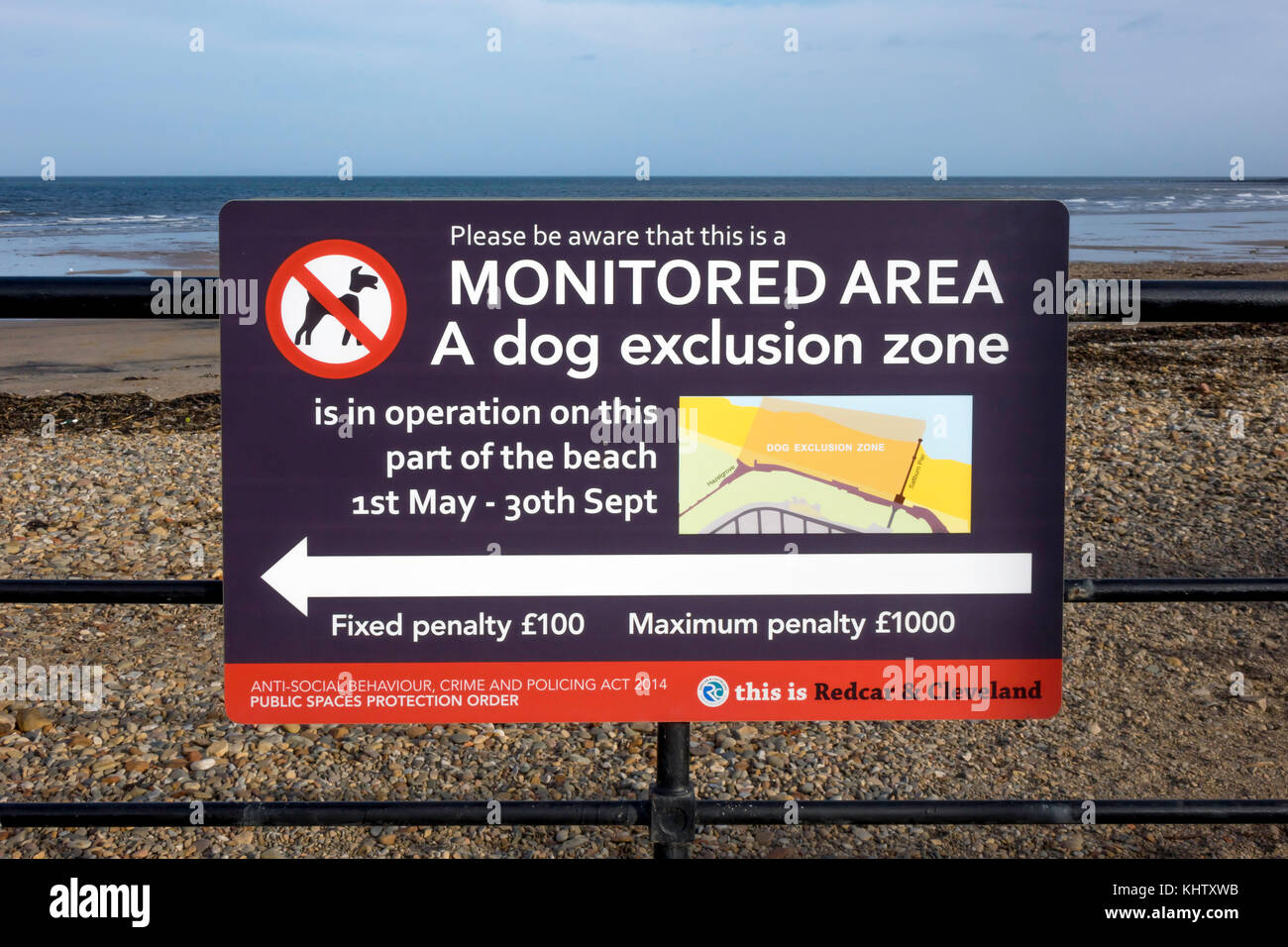 Inscrivez-Chiens interdits sur cette partie de la plage 1er mai au 30 Sept peine fixe €100 €1 000 Max mort Saltburn Redcar and Cleveland Banque D'Images