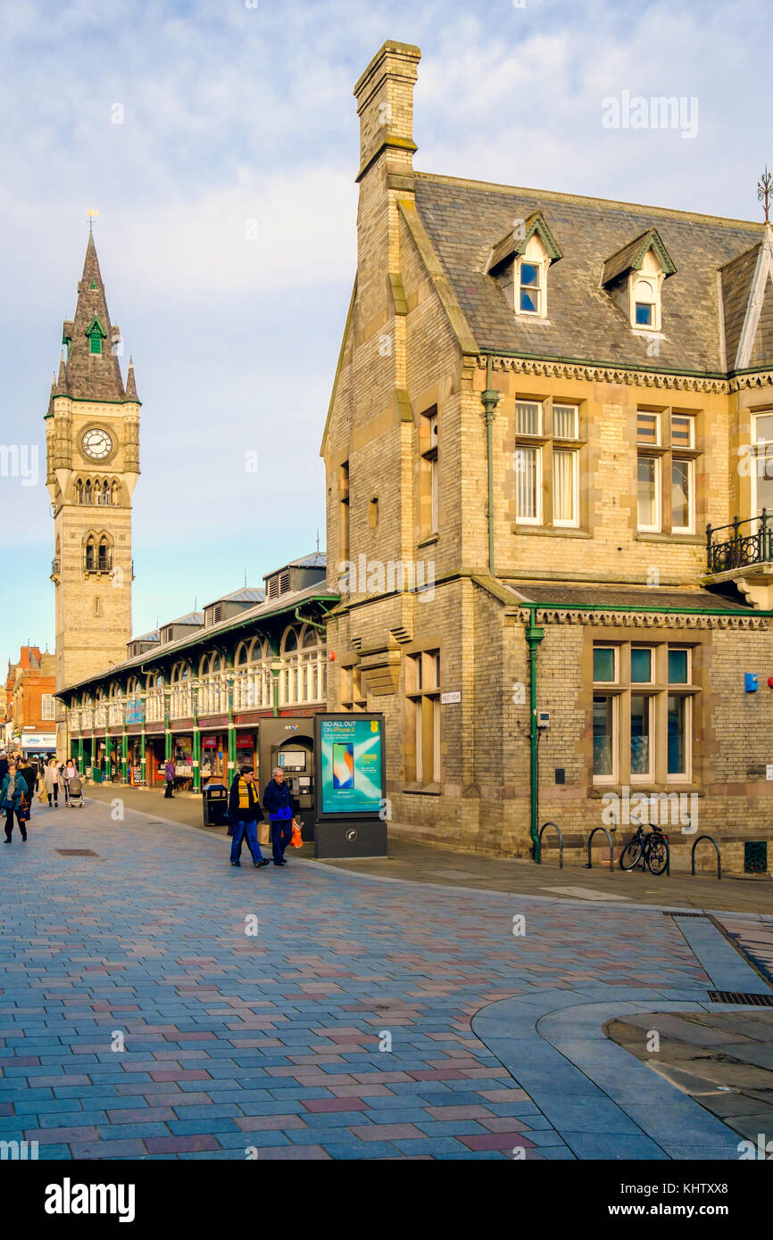 Marché couvert de style victorien et tour de l'horloge à l'ouest de Darlington, Durham UK Ligne Co. Banque D'Images