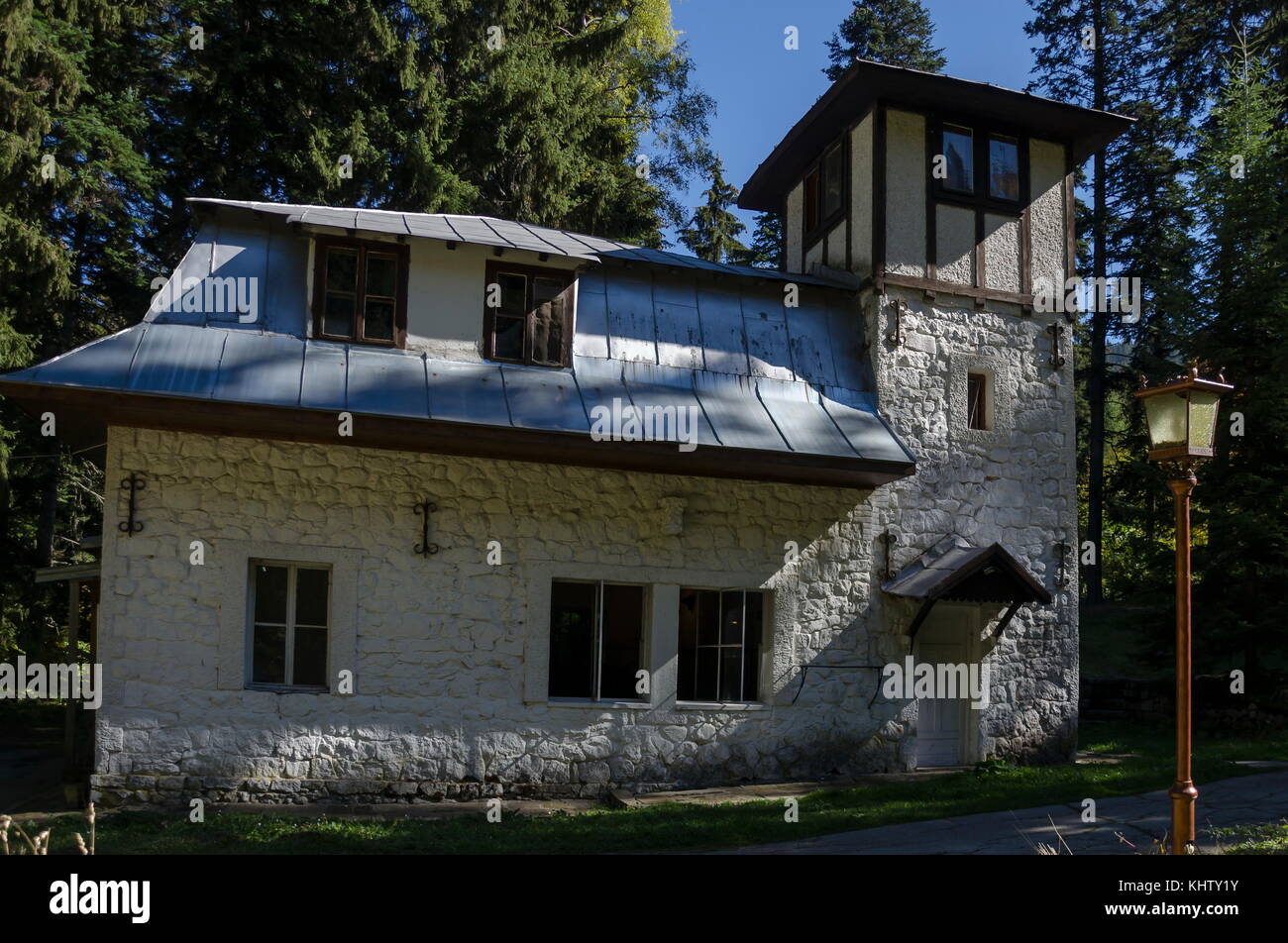 Ancien bâtiment majestueux de l'usine hydroélectrique dans l'ancien parc royal tsarska bistritsa ou près de resort borovets, montagne de Rila, Bulgarie Banque D'Images