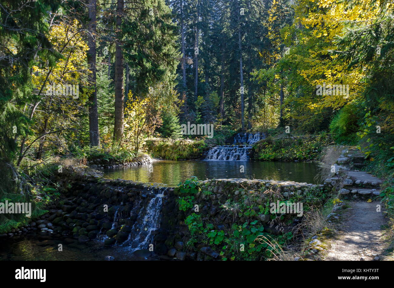 Ancien parc royal tsarska bistritsa ou en terrasse avec rivière, cascade et différemment des arbres dans la forêt près d'automne vénérable par 5 étoiles Banque D'Images