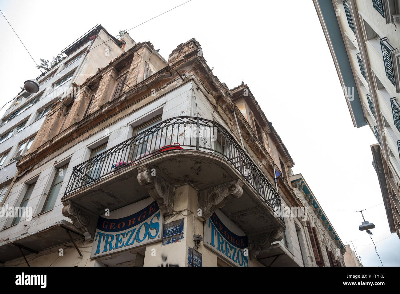 ATHÈNES, GRÈCE - 4 NOVEMBRE 2017 : coin bâtiment dans le quartier Psyri du centre-ville d'Athènes, à gauche pour la décomposition et la ruine, avec un balcon au premier plan pic Banque D'Images