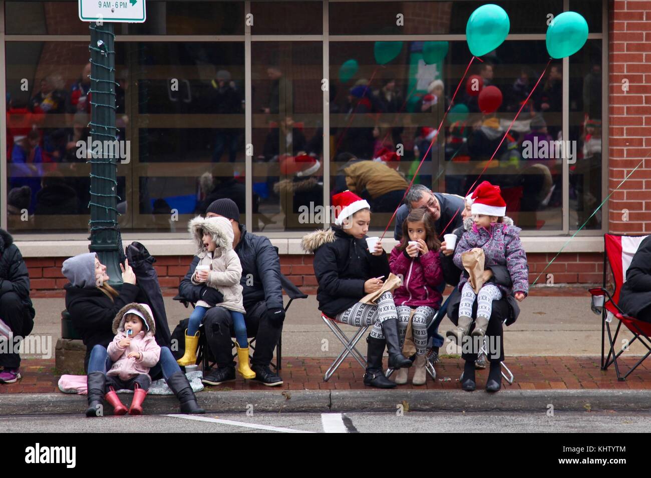 Les familles attendent le défilé débutera à la parade du Père Noël Banque D'Images