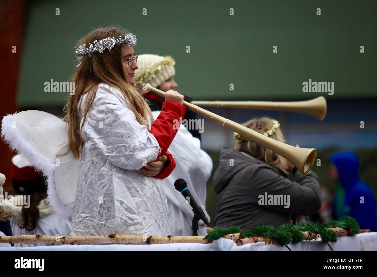 Nov 14th, 2017- oakville, sur : les filles habillés comme des anges jouant de la trompette sur un flotteur dans la parade du Père Noël Banque D'Images