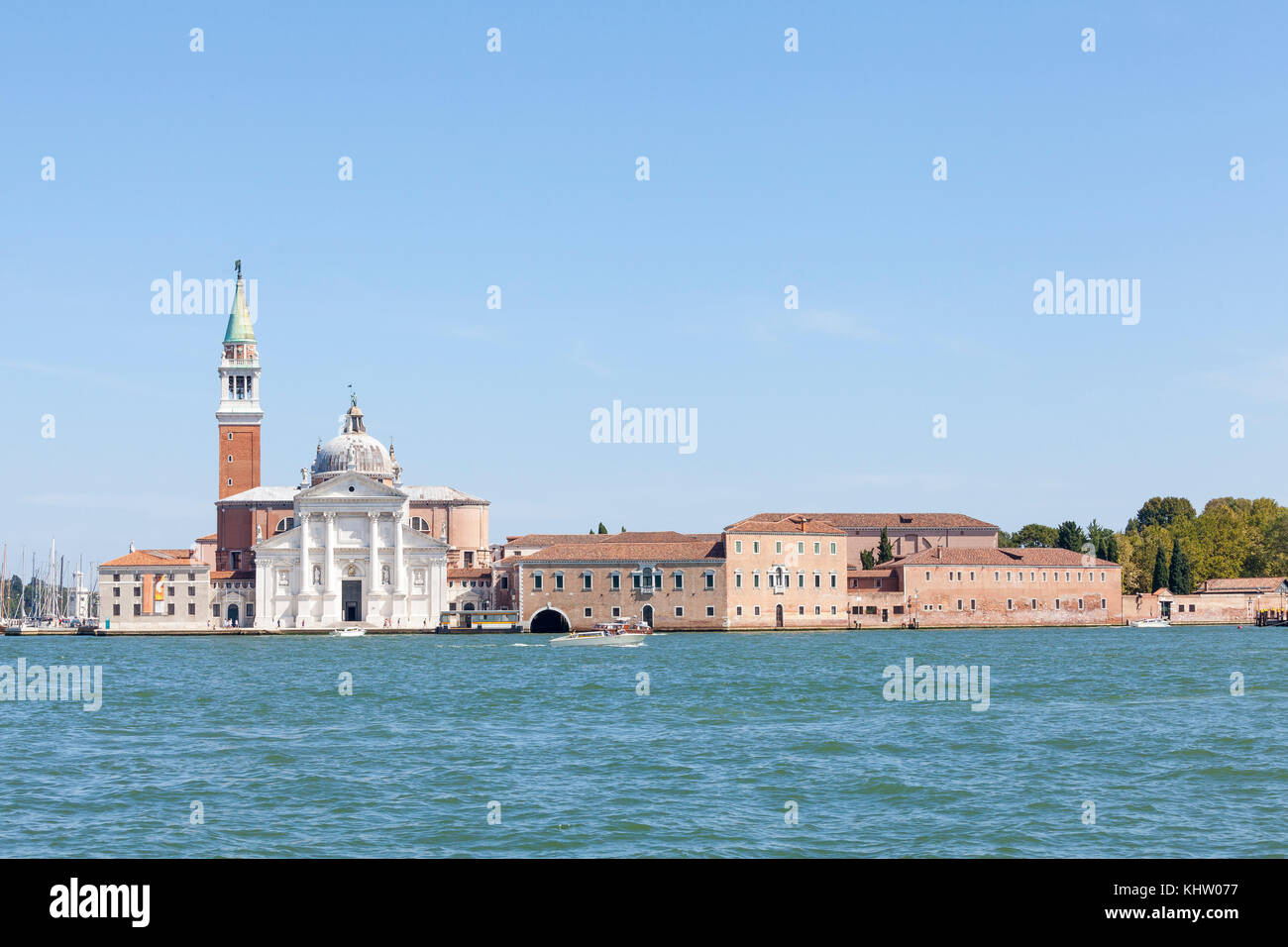 Île de San Giorgio Maggiore, à Venise, Vénétie, Italie sur une journée ensoleillée. Monastère bénédictin conçu par Andrea Palladio, maintenant Giorgi Cini Foundation Banque D'Images