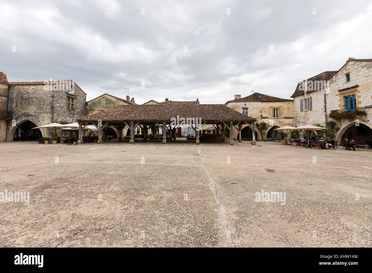 Monpazier place principale avec l'ancienne place du marché couvert, département, nouvelle-aquitaine, France. Banque D'Images