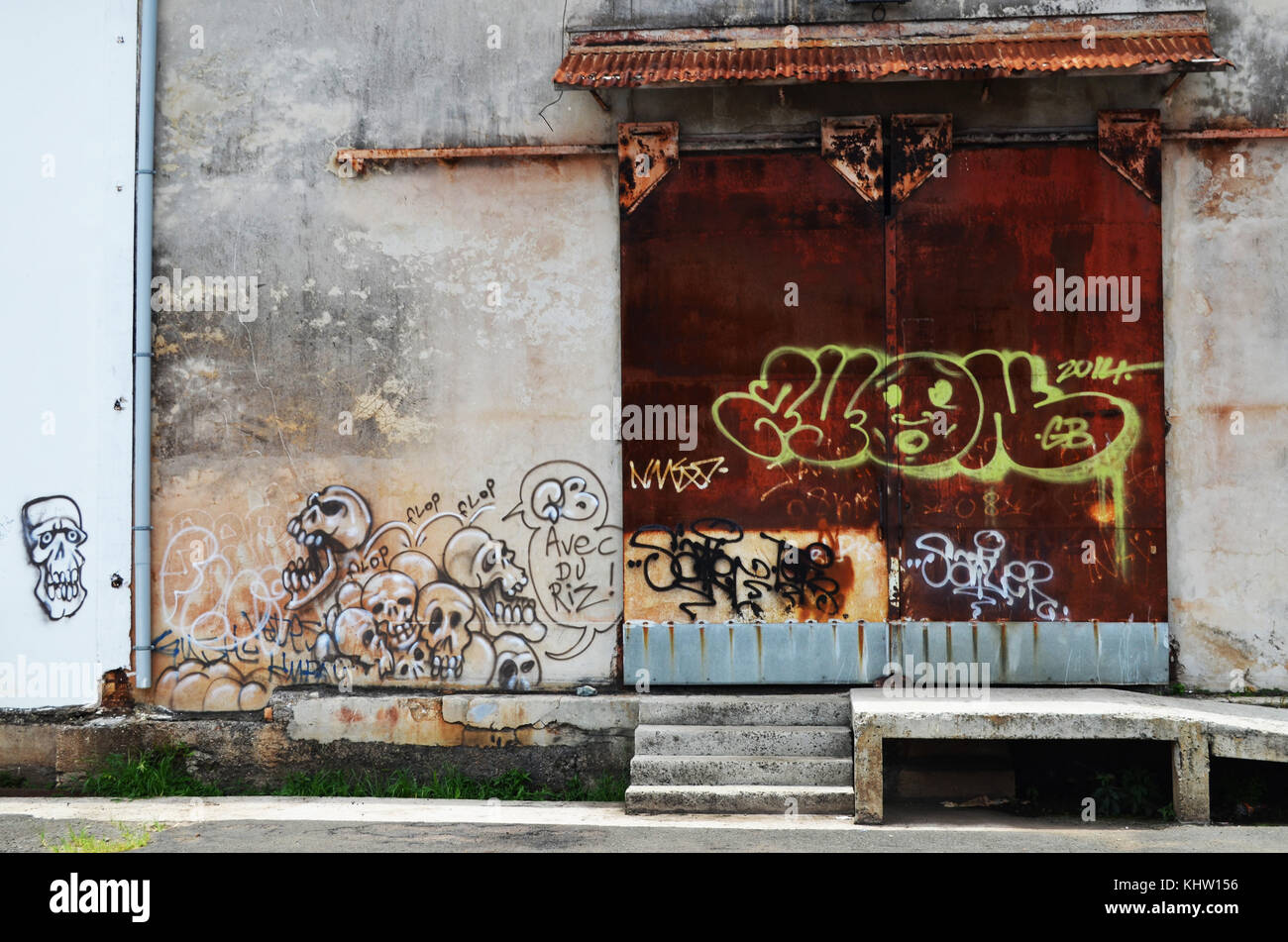 Street art graffiti sur les portes de fer nouméa nouvelle-calédonie Banque D'Images