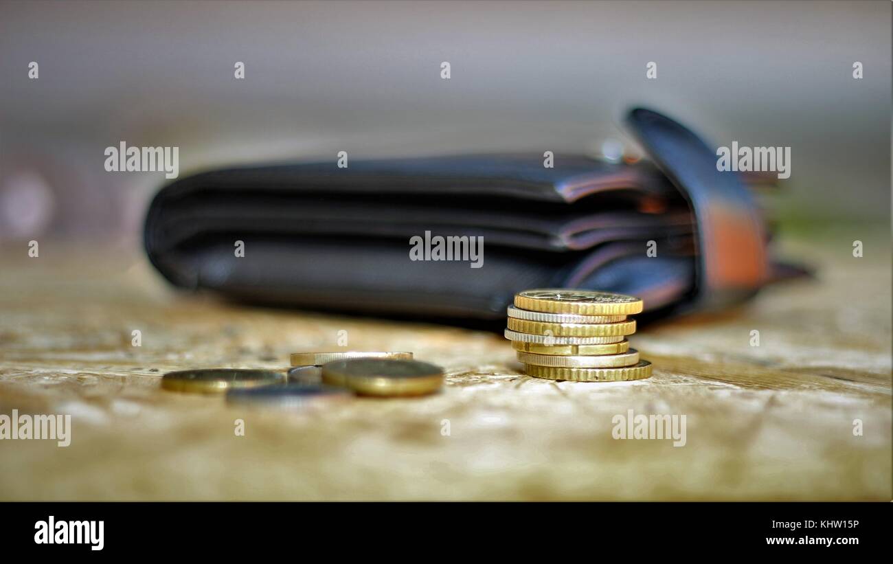 Pochette sur table en bois avec de l'argent Banque D'Images