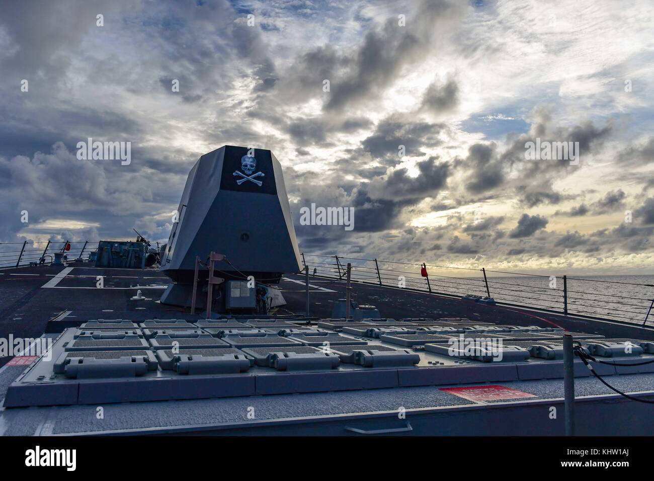 170702-N-OW182-0001 EAUX AU LARGE DE GUAM (2 juillet 2017) La classe Arleigh Burke destroyer lance-missiles USS Kidd (DDG 100) transits les eaux au large de Guam. Banque D'Images