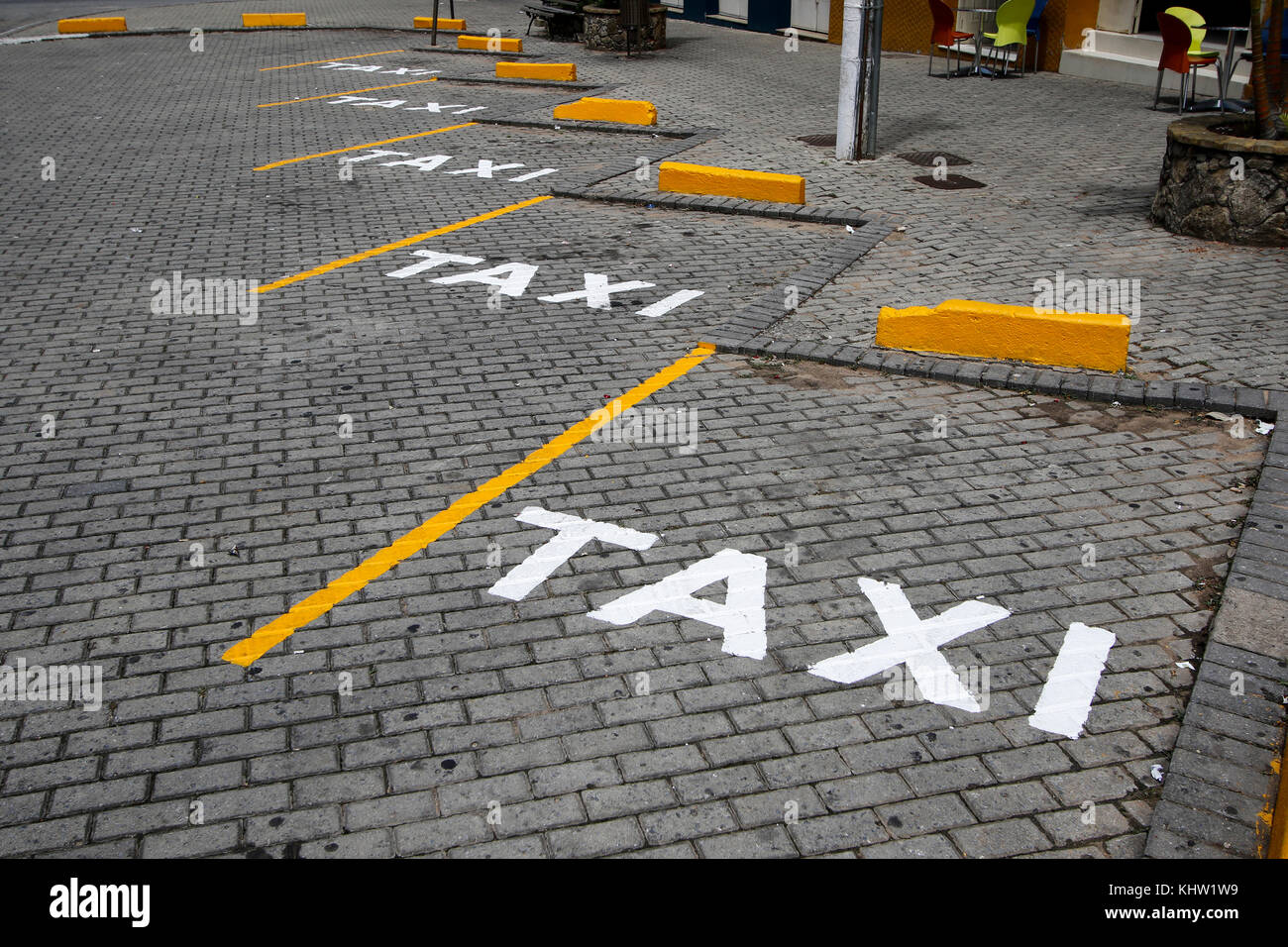 Signe de taxi publié dans les cours avec peinture blanche Banque D'Images