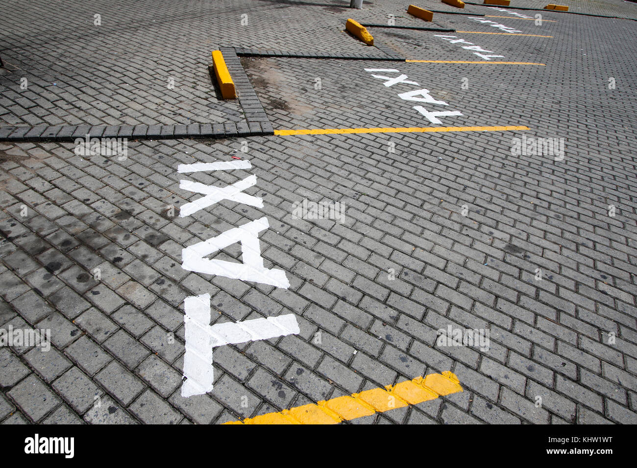 Signe de taxi publié dans les cours avec peinture blanche Banque D'Images