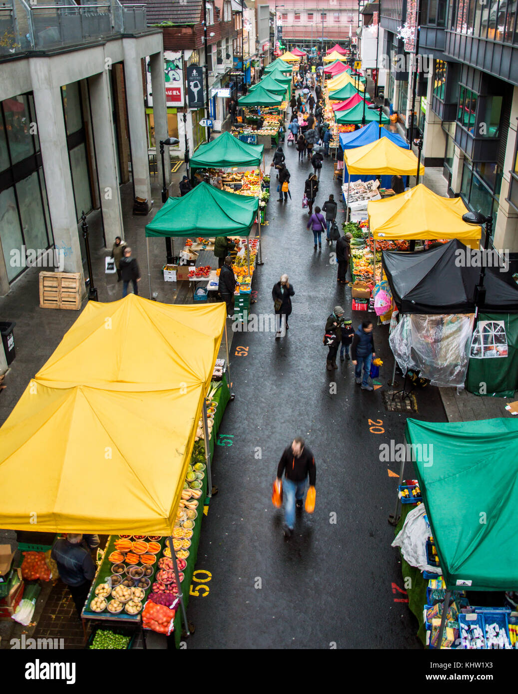 Croydon Surrey street market en un jour pluvieux avec ventes vente de fruits et légumes Banque D'Images