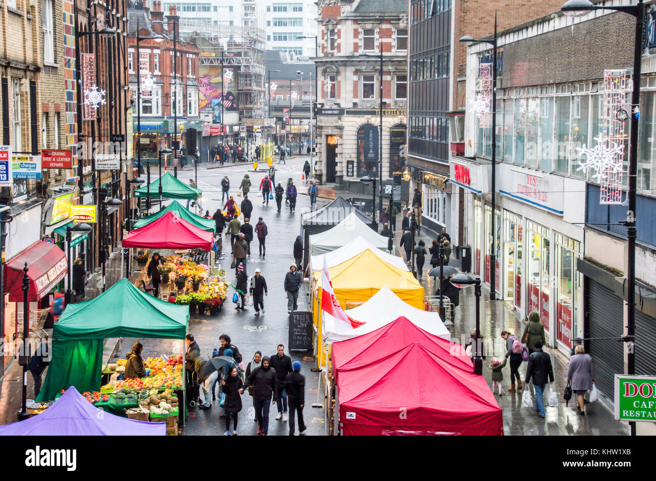 Croydon Surrey street market en un jour pluvieux avec ventes vente de fruits et légumes Banque D'Images