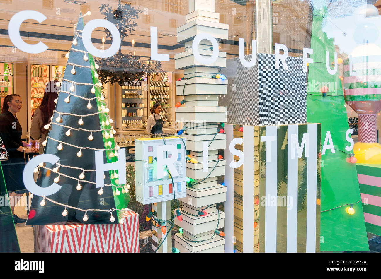 Affichage en vitrine de Noël, Regent Street, Soho, City of westminster, Greater London, Angleterre, Royaume-Uni Banque D'Images