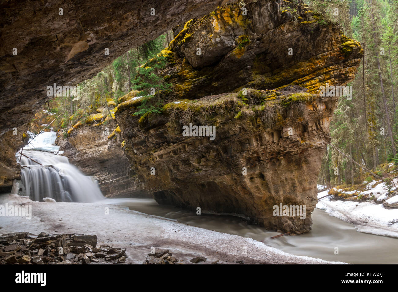 Hidden falls et cave à Johnston Canyon Banque D'Images