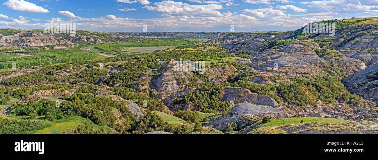 Petit panorama de la rivière Missouri dans le parc national Theodore Roosevelt au Dakota du Nord Banque D'Images