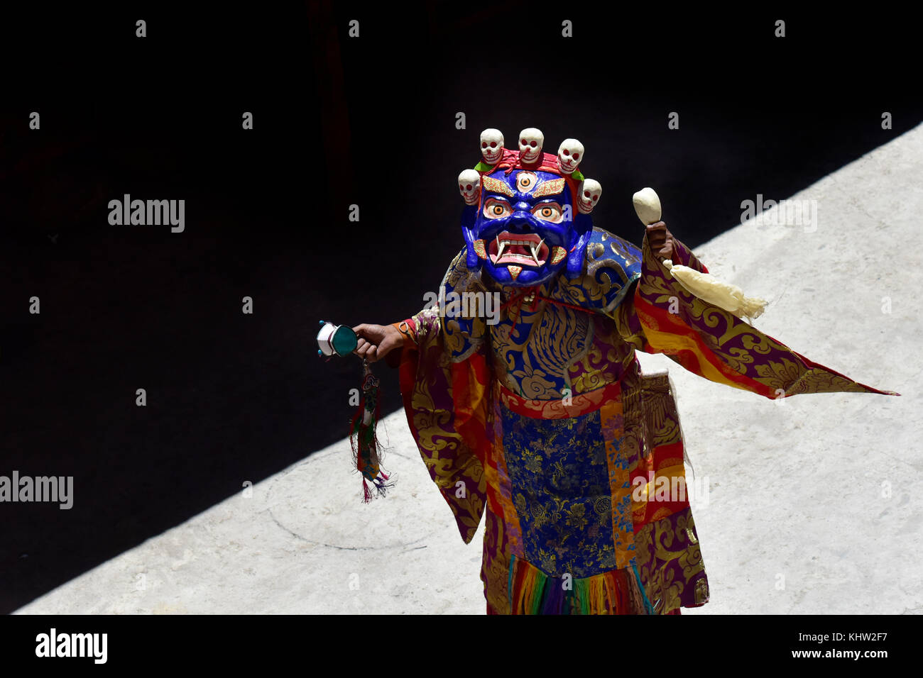 Lama à bras ouverts dans les vêtements monastiques de fête masque effectue la danse dans le monastère bouddhiste de karcha, zanskar. Banque D'Images