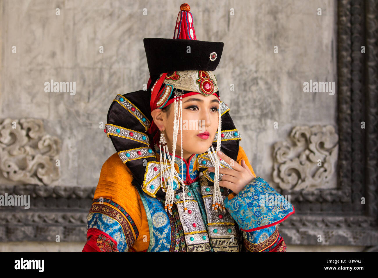 Jeune femme mongole traditionnelle dans un costume du 13ème siècle dans un  temple. Ulaanbaatar en Mongolie Photo Stock - Alamy