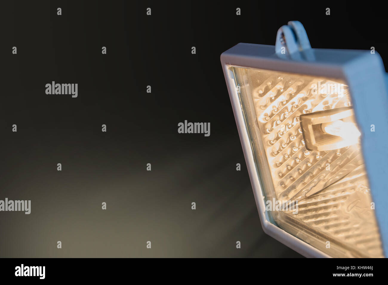 Le livre blanc avec des projecteurs de lumière jaune, sur un fond sombre Banque D'Images