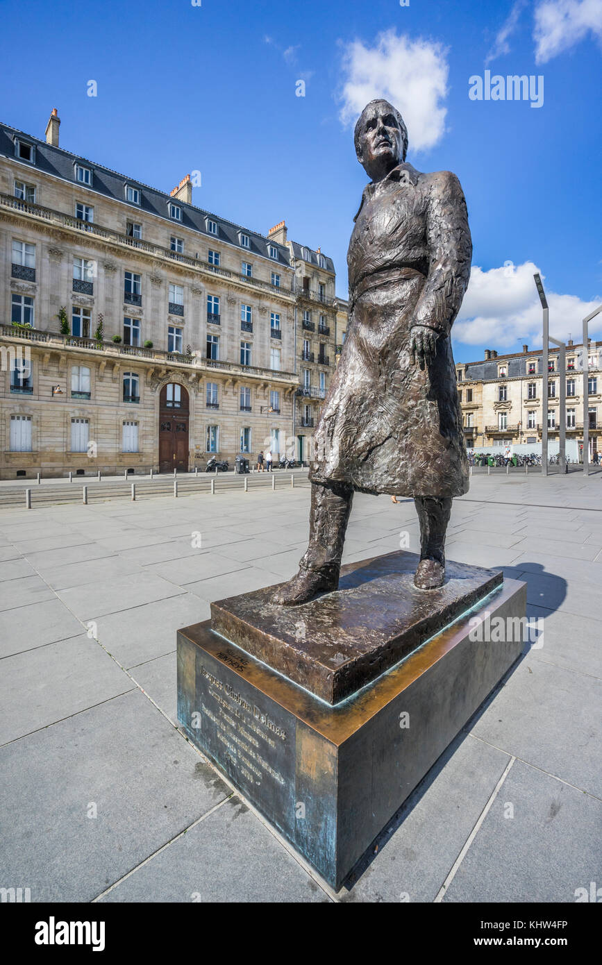 France, département de la Gironde, Bordeaux, Place Pey Berland ; bronze statue de Jaques Chaban Delmes, ancien maire de Bordeaux et Premier Ministre de la France Banque D'Images
