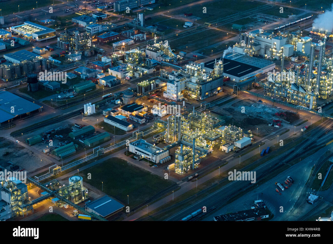 Image nocturne aérienne de l'industrie pétrochimique à Port d'Anvers Banque D'Images
