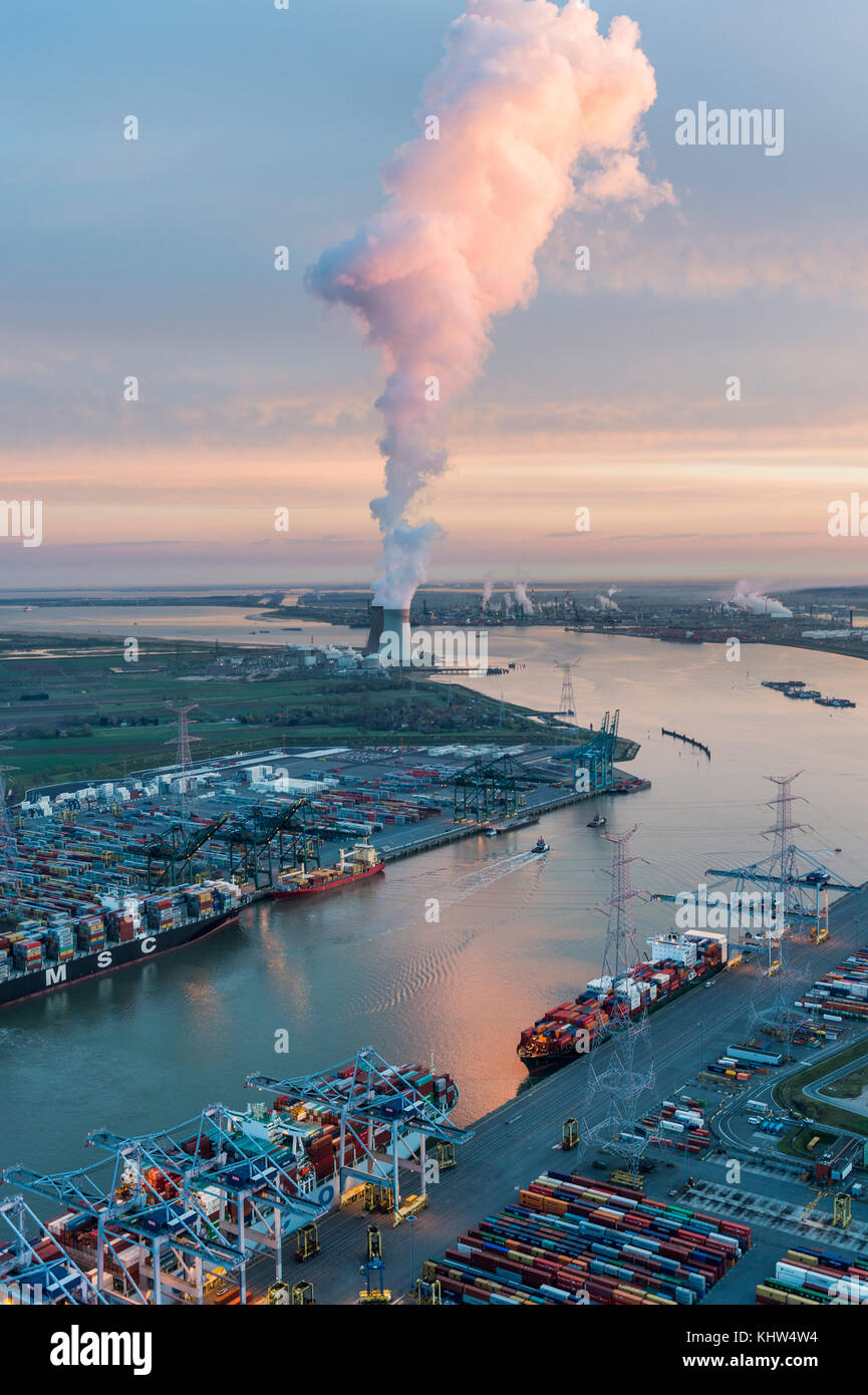 Image aérienne du lever du soleil à la centrale nucléaire de Doel, Engie Electrabel au port d'Anvers Banque D'Images