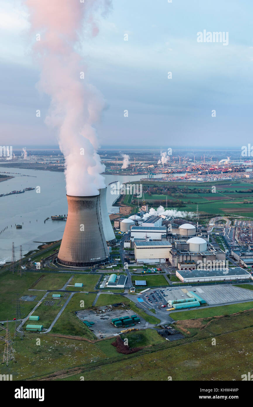 Image aérienne du lever du soleil à la centrale nucléaire de Doel, Engie Electrabel au port d'Anvers Banque D'Images