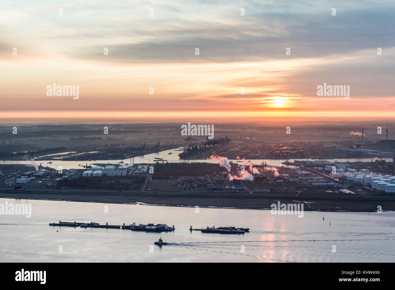 Lever du soleil sur le port d'Anvers avec la rivière Escaut et les navires en premier plan et le quai delwaide avec le terminal MSC en arrière-plan Banque D'Images