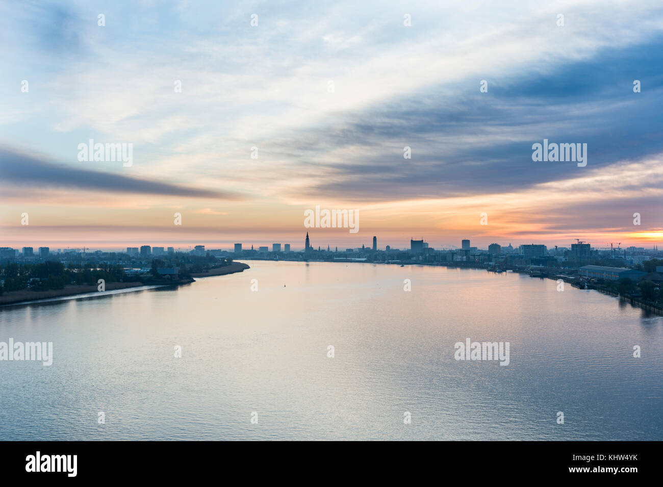 Image aérienne de la rivière Escaut et de la ville d'Anvers au lever du soleil Banque D'Images