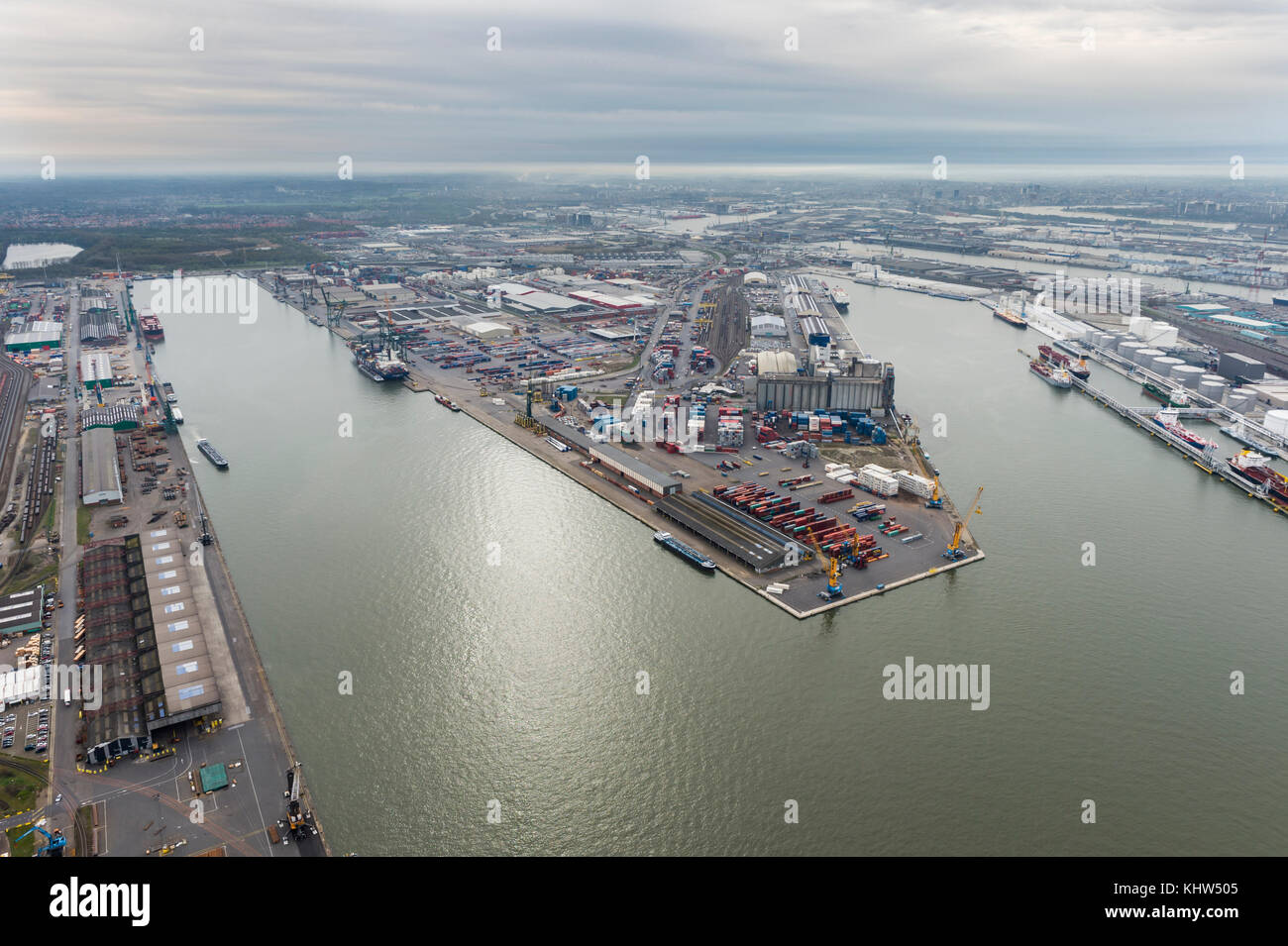 Image aérienne du quai de Chruchill et de Zesde Havendock au port d'Anvers Banque D'Images