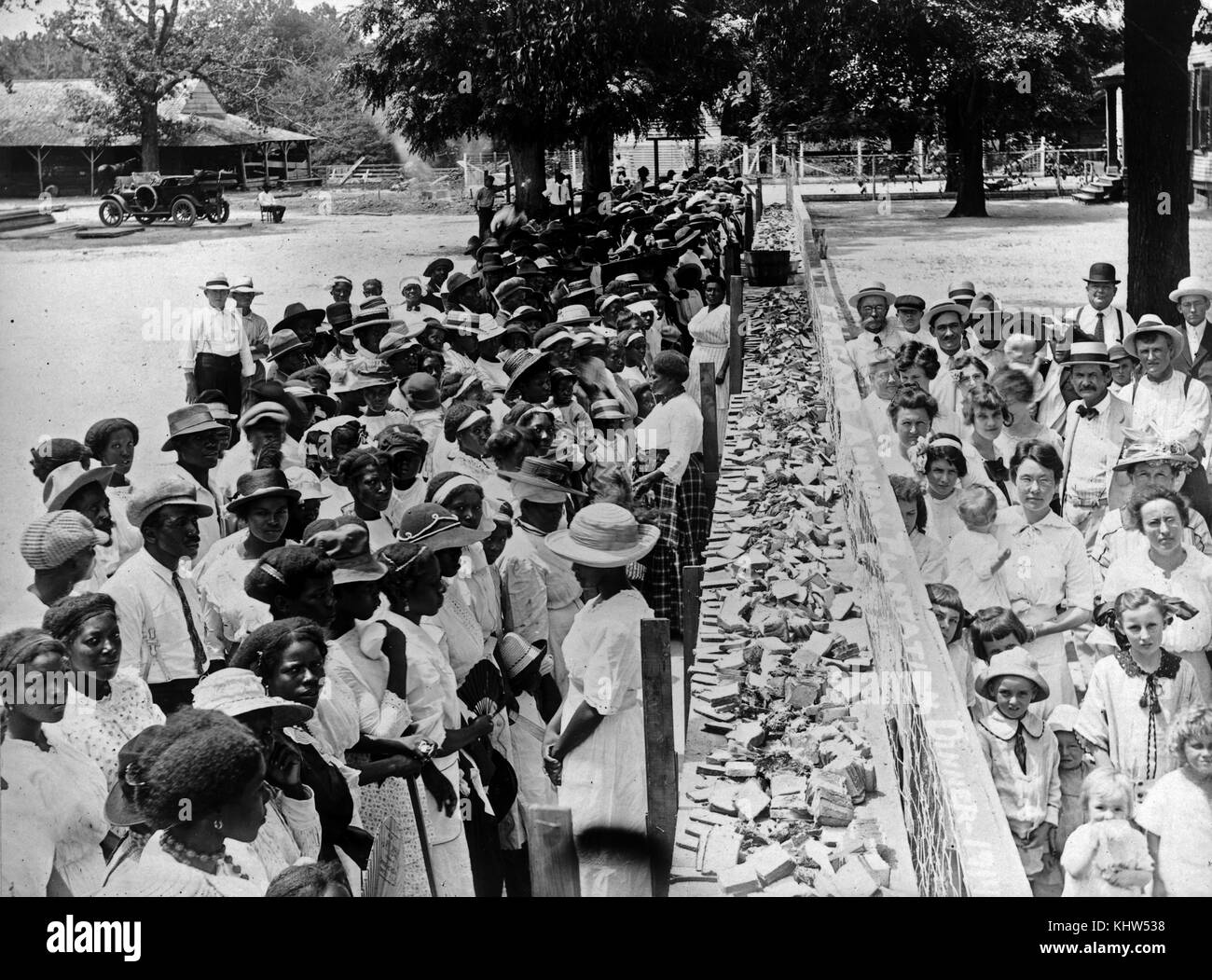 Photographie montrant la ségrégation des Afro-Américains et les blancs par un long comptoir recouvert de tranches de pain à un barbecue dans l'Alabama. En date du 20e siècle Banque D'Images