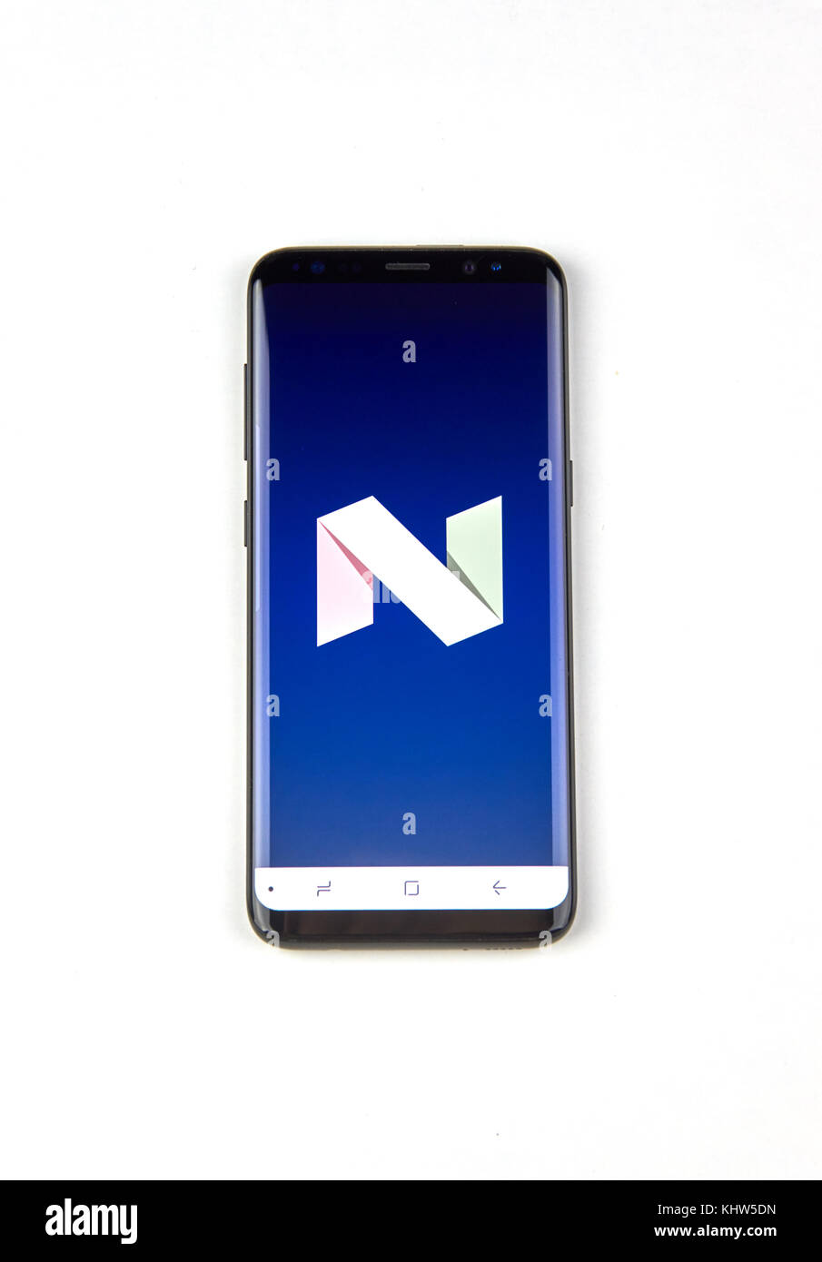 Montréal, Canada - 12 novembre 2017 : nougat android logo sur samsung s8 écran. nougat est l'une des dernière version du système d'exploitation Android. Banque D'Images