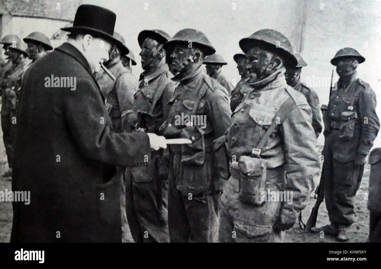 Photo de Winston Churchill l'inspection des commandos. Sir Winston Leonard Spencer-Churchill (1874-1965) un homme politique britannique et premier ministre du Royaume-Uni. En date du 20e siècle Banque D'Images