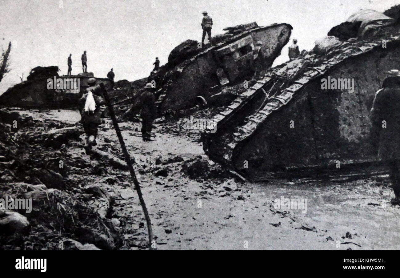 Action sur le front occidental pendant la Première Guerre mondiale, 1915-1916. La marque britannique, j'ai été le premier réservoir, d'un suivi et de véhicules blindés armés, d'engager le combat Banque D'Images