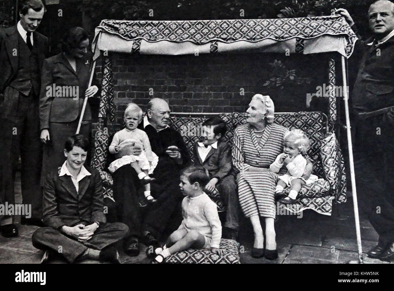 Photographie de Sir Winston Churchill, son épouse, clémentine et ses petits-enfants. Sir Winston Leonard Spencer-Churchill (1874-1965) un homme politique britannique et premier ministre du Royaume-Uni. Clementine Churchill (1885-1977) épouse de Sir Winston Churchill. En date du 20e siècle Banque D'Images