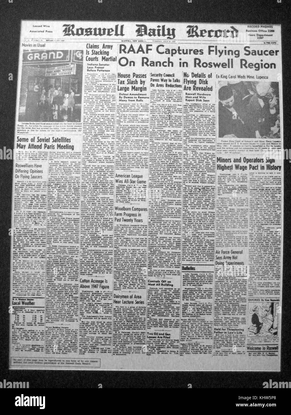 Première page du Roswell Daily Record du 8 juillet1947. Les articles de presse sur l'accident de Roswell et les observations d'OVNIS. En date du 20e siècle Banque D'Images