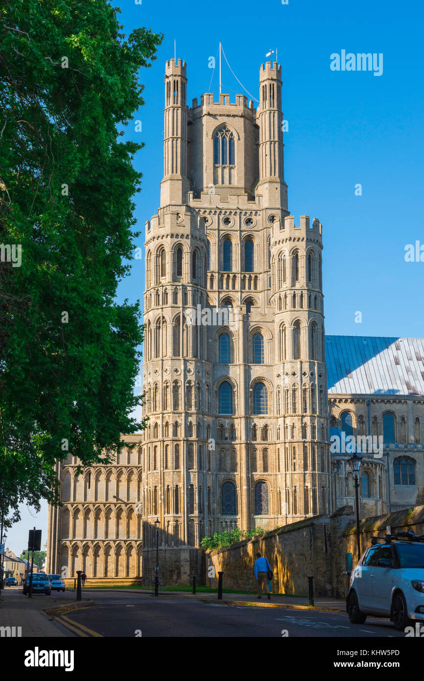 Ville de la cathédrale du Royaume-Uni, vue sur la tour ouest de la cathédrale d'Ely vue de la rue connue sous le nom de la galerie, Cambridgeshire, Royaume-Uni. Banque D'Images