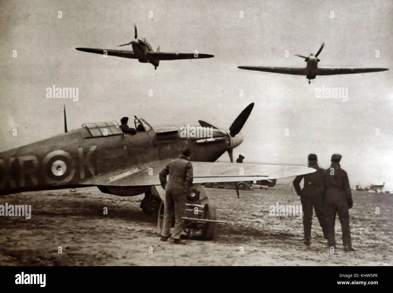 Photographie de l'Américain "Eagle Squadron'. L'Escadron Eagle avait trois escadrons de chasse de la Royal Air Force (RAF), formés avec des pilotes bénévoles provenant des États-Unis durant les premiers jours de la Seconde Guerre mondiale, avant l'Amérique est entrée en guerre. Également ci-dessus, est un Hawker Hurricane, un avion de chasse monoplace. En date du 20e siècle Banque D'Images