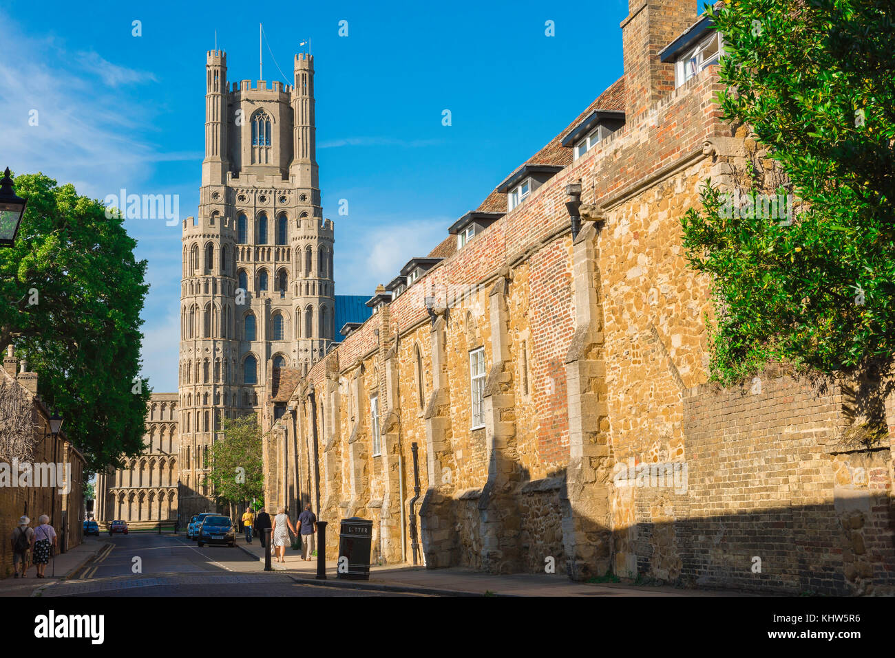 La ville de la cathédrale britannique, la tour ouest de la cathédrale d'Ely vue de la rue connue sous le nom de la galerie, Ely, Cambridgeshire, Royaume-Uni. Banque D'Images