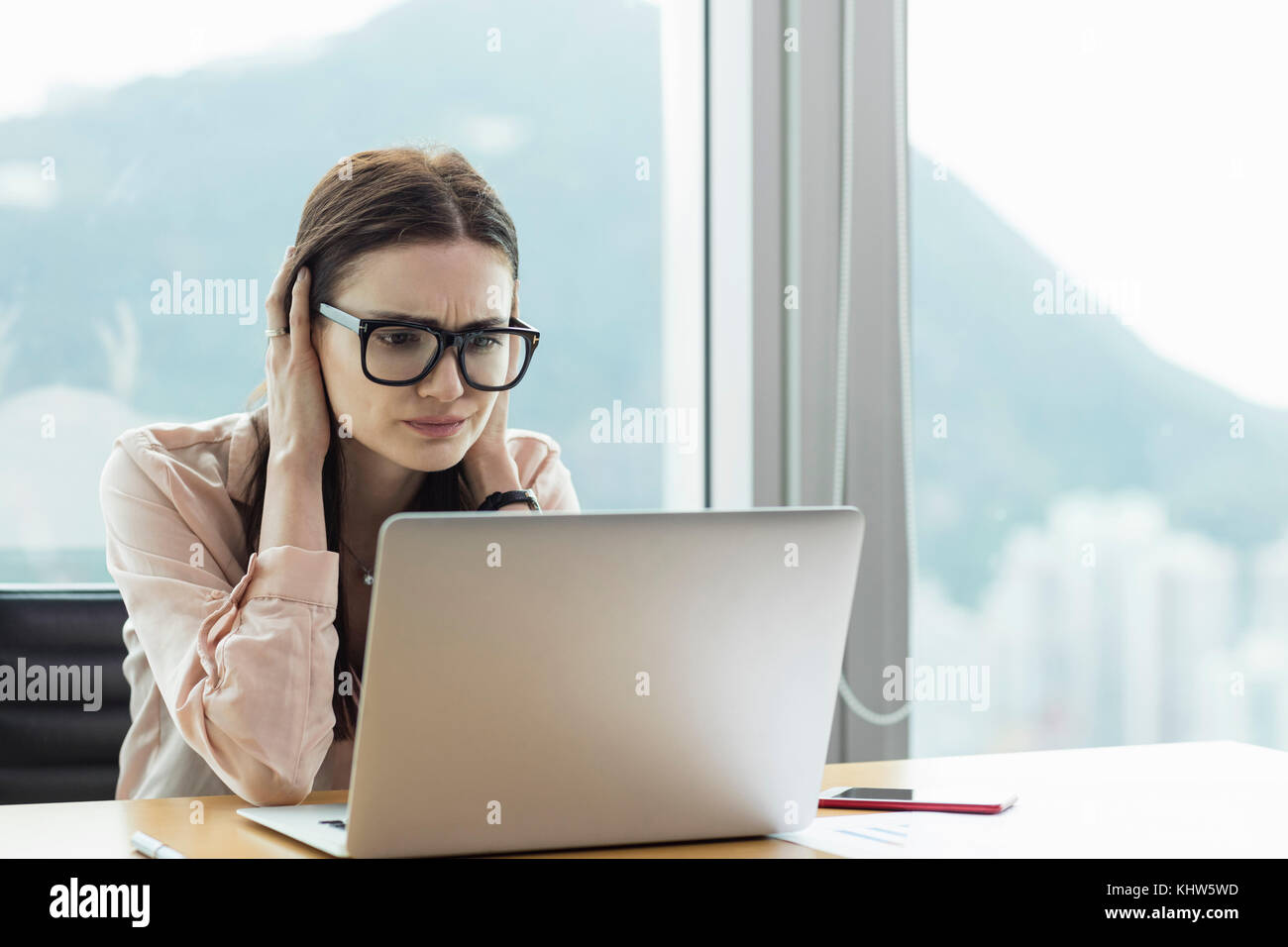 Man, la tête dans les mains à la recherche a souligné Banque D'Images