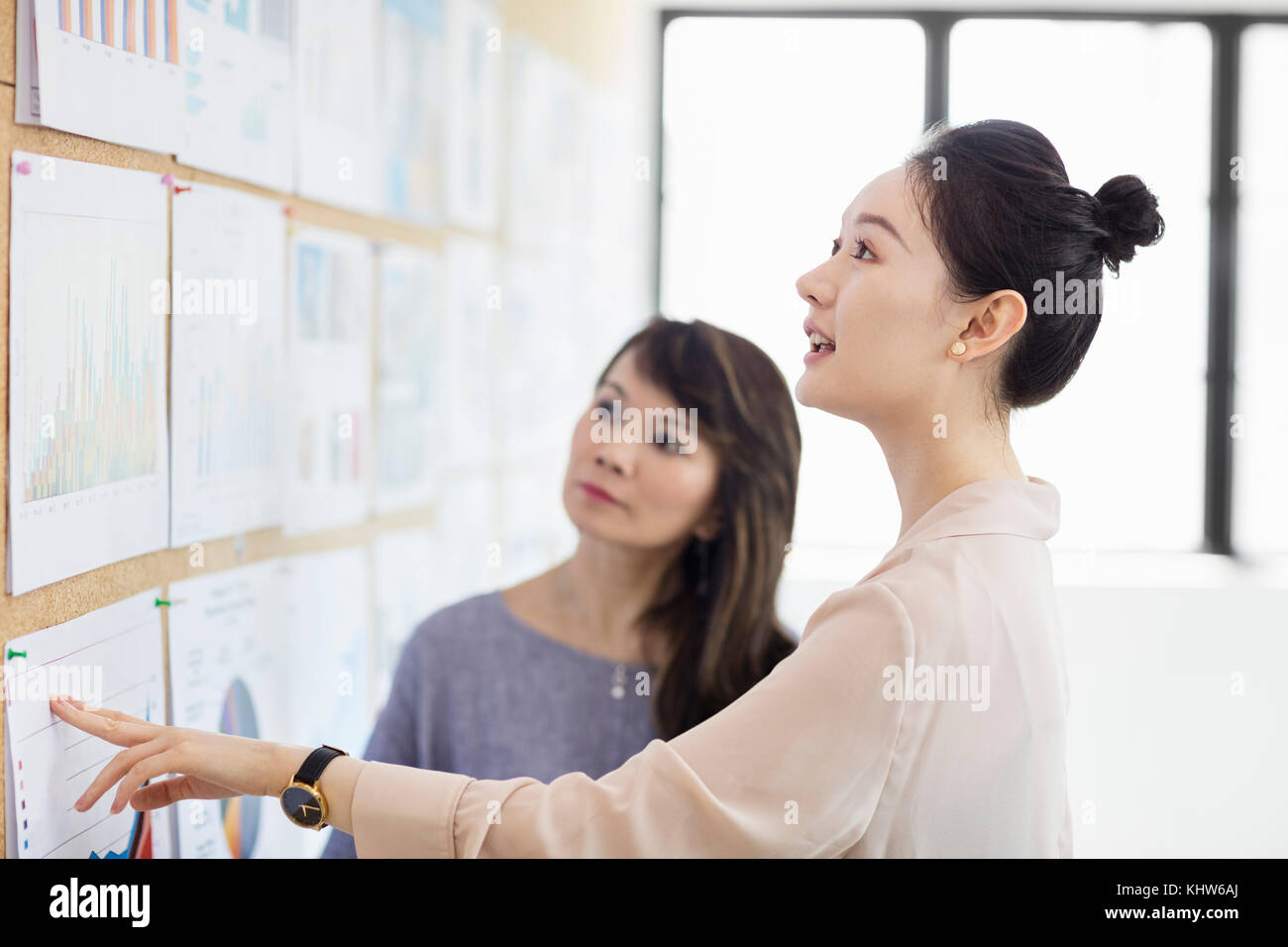 Des collègues qui travaillent avec des tableaux et des graphiques couleur Banque D'Images