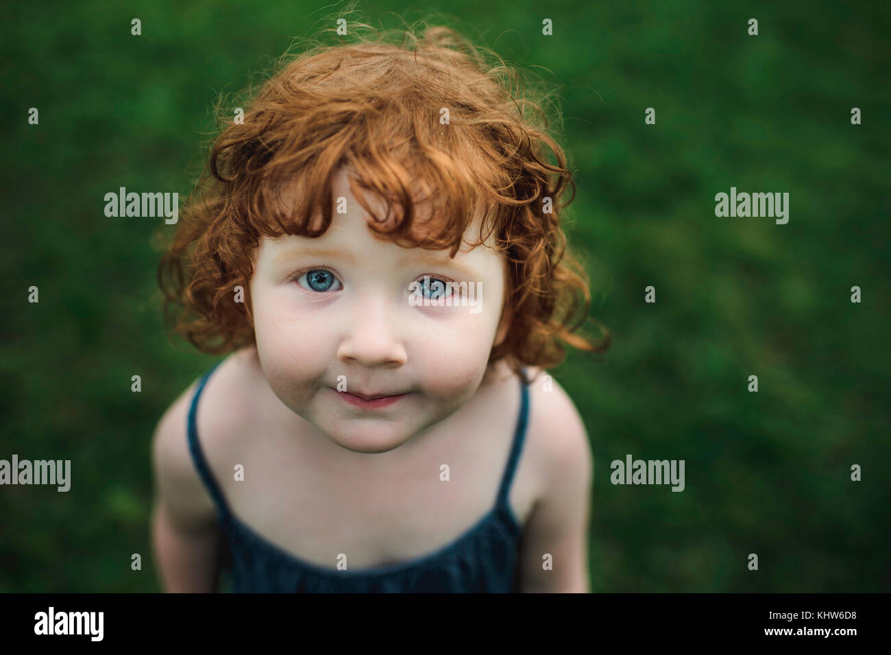 Portrait d'enfant aux cheveux rouges Banque D'Images