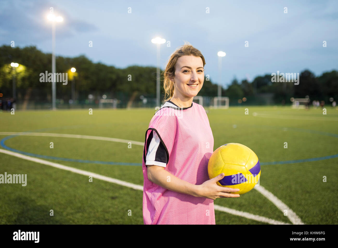 Joueur de football féminin, Hackney, East London, UK Banque D'Images