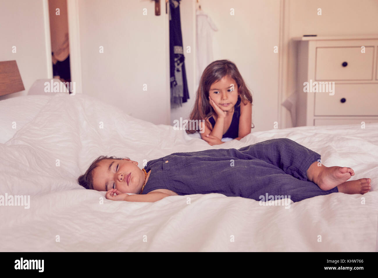 Frère sœur qui dort Banque de photographies et d’images à haute