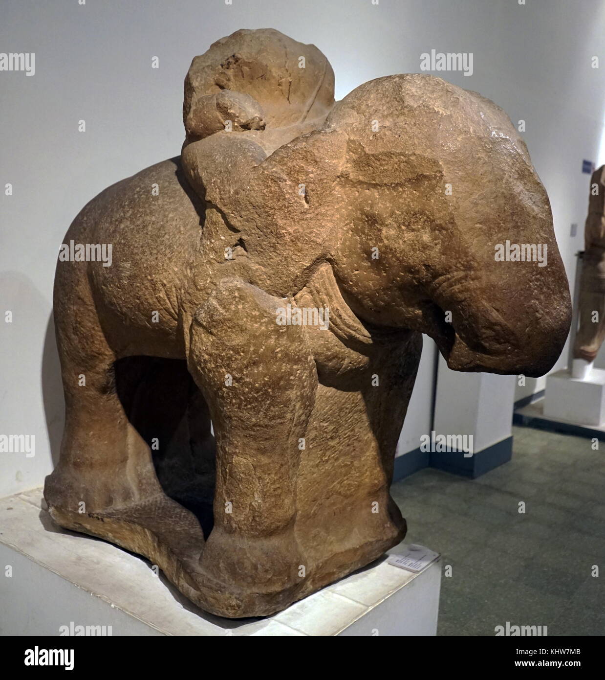 En grès sculpté représentant un cavalier de l'éléphant, du Madhya Pradesh. En date du 2nc siècle BCE Banque D'Images
