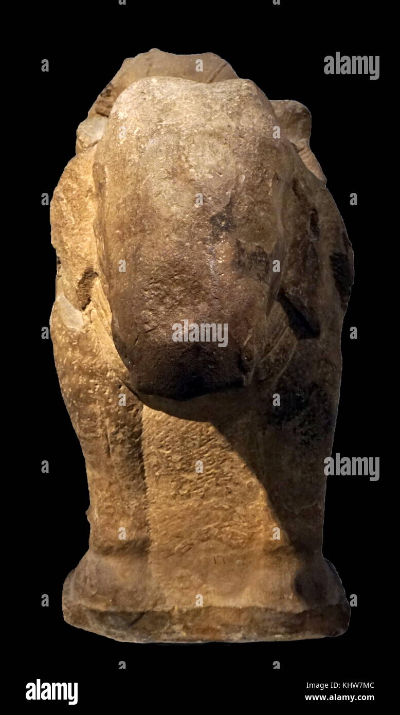 En grès sculpté représentant un cavalier de l'éléphant, du Madhya Pradesh. En date du 2nc siècle BCE Banque D'Images