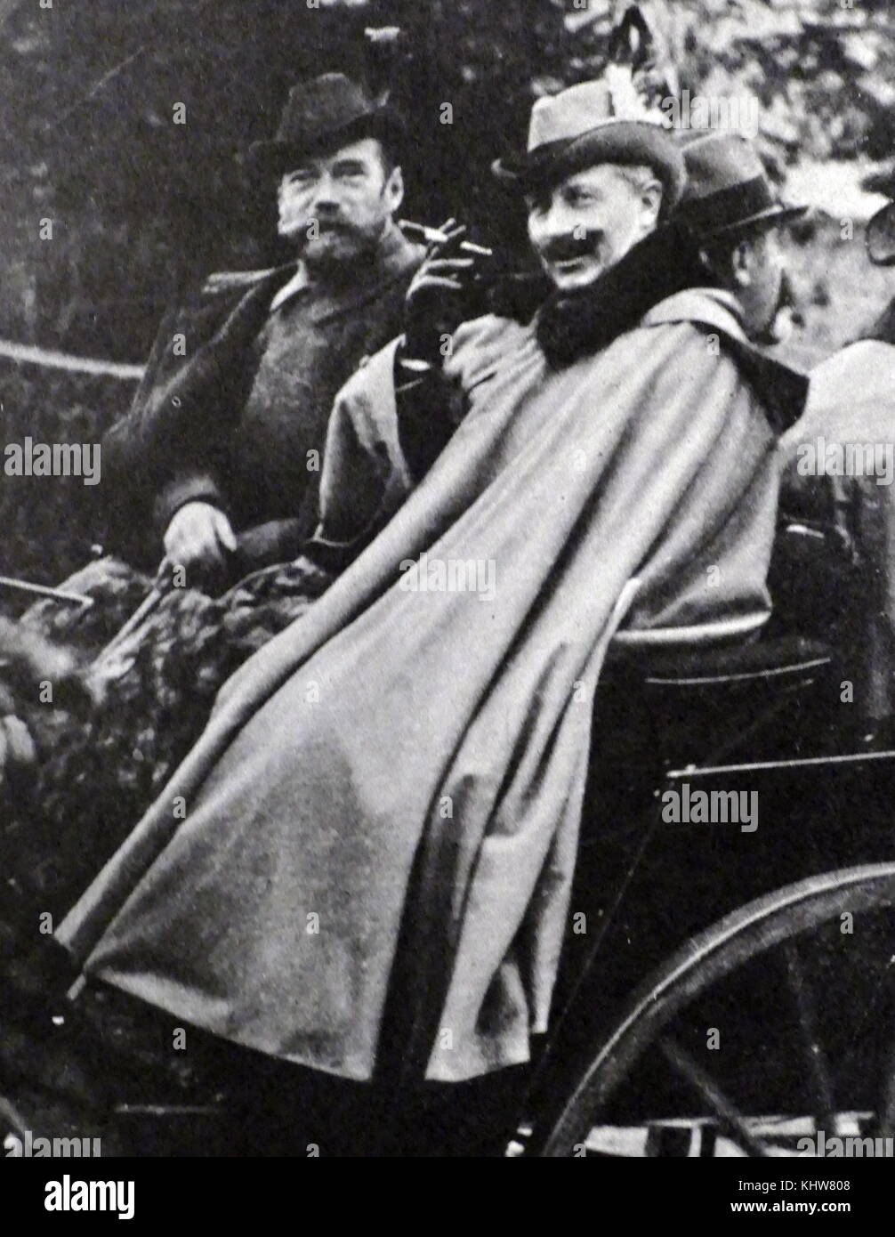 Photographie du tsar Nicolas II et l'empereur Guillaume II d'équitation dans un chariot ensemble. Le Tsar Nicolas II (1868-1918) le dernier empereur de Russie. Guillaume II (1859-1941) le dernier empereur allemand et roi de Prusse, jugeant l'Empire allemand et du royaume de Prusse. En date du 20e siècle Banque D'Images