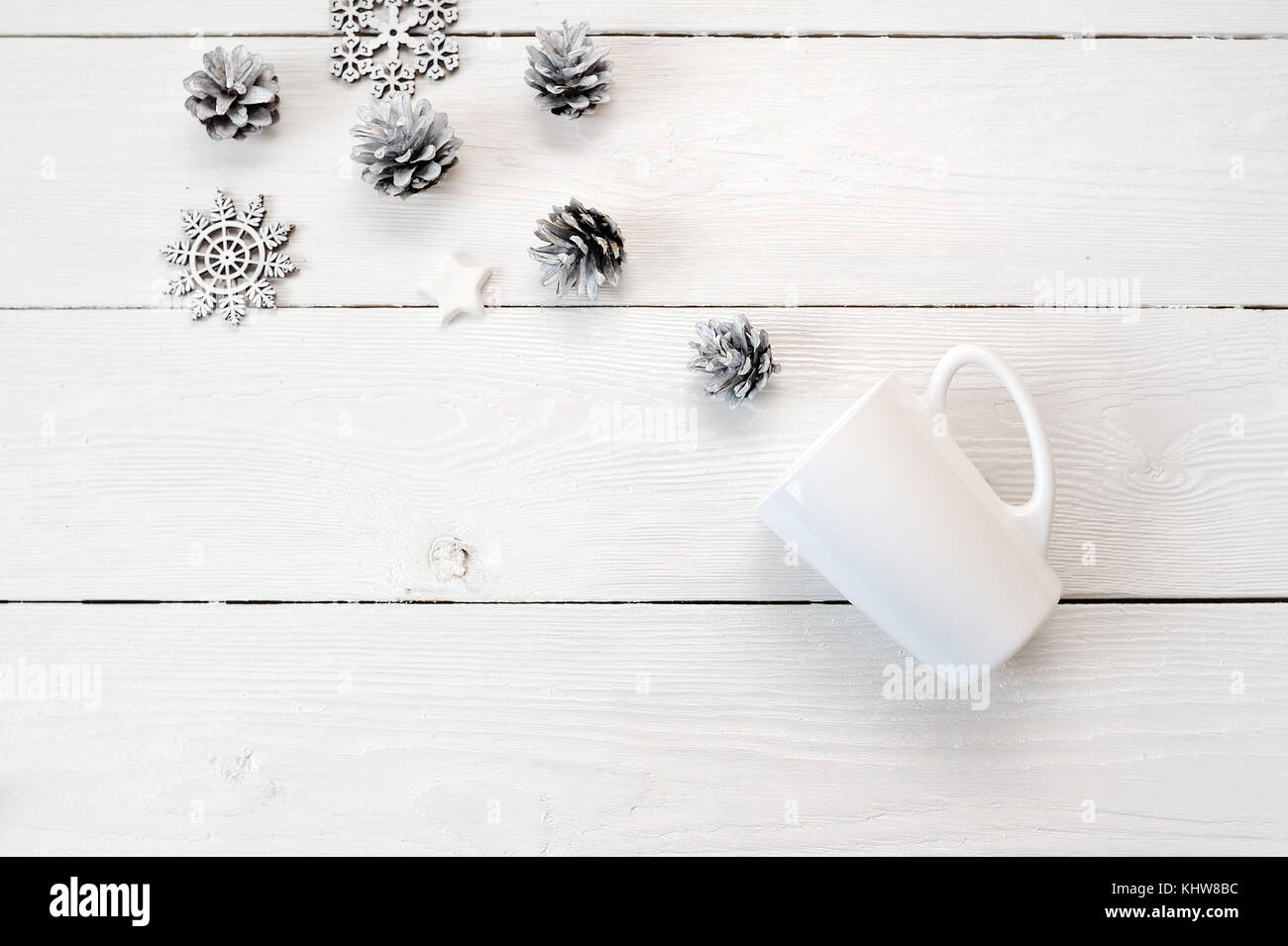 Mug blanc la maquette sur un fond de bois, des décorations de Noël. télévision lay, haut voir photo maquette Banque D'Images