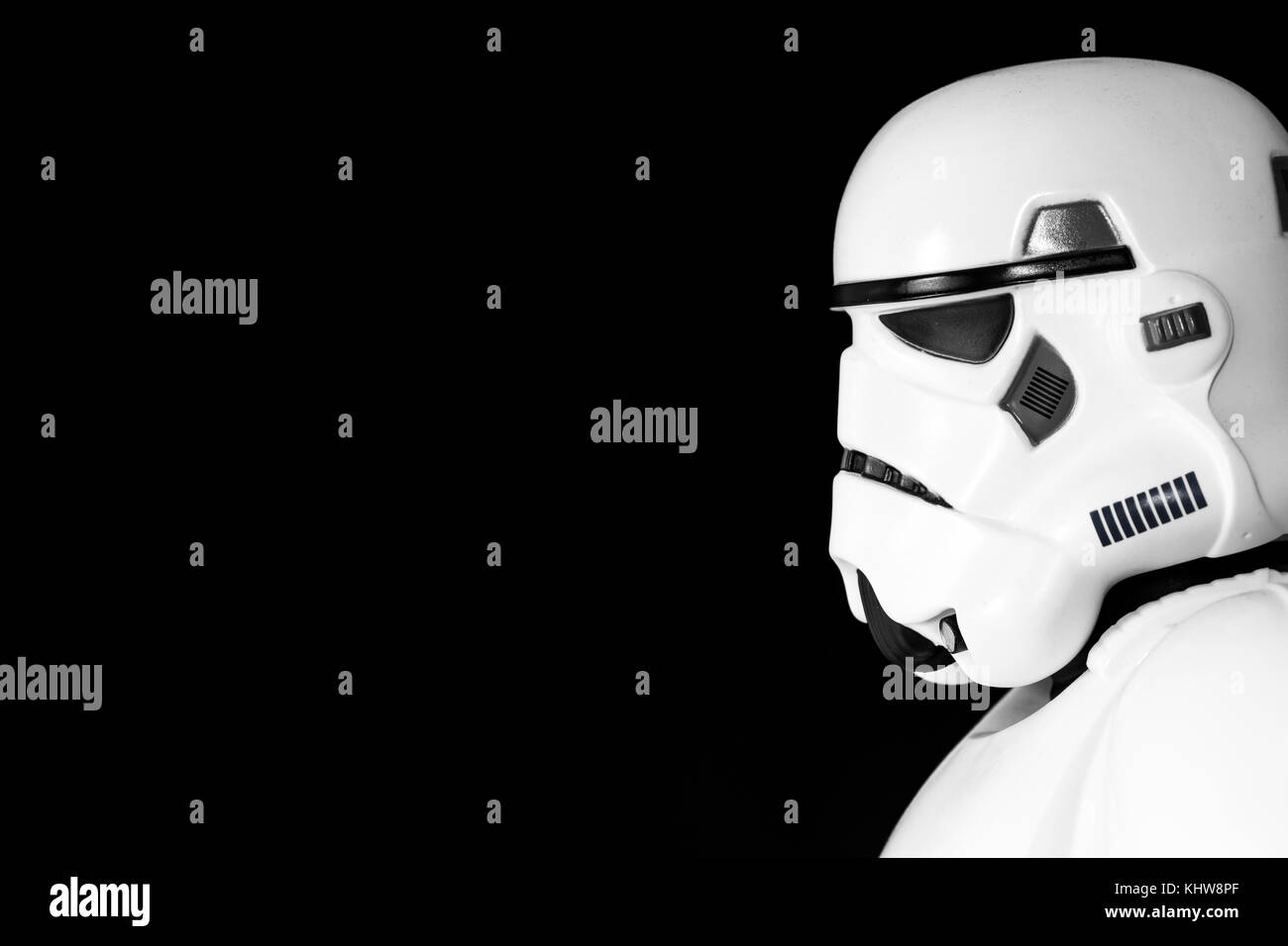 Selby, UK - le 20 novembre 2017. Le profil d'un stormtrooper de star wars, de profil et sur un fond noir avec copie espace. Banque D'Images
